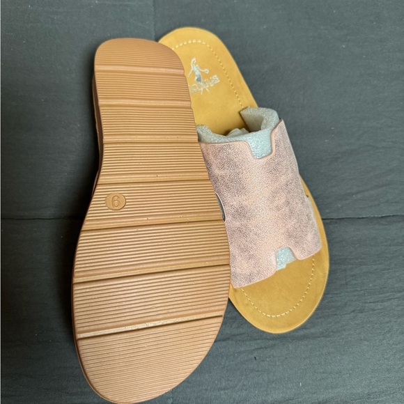 Corkys Women's Metallic Pink and Tan Slide Sandals - Picture 3 of 6
